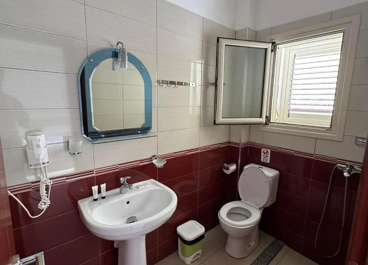 Augustus Hotel Dhermi