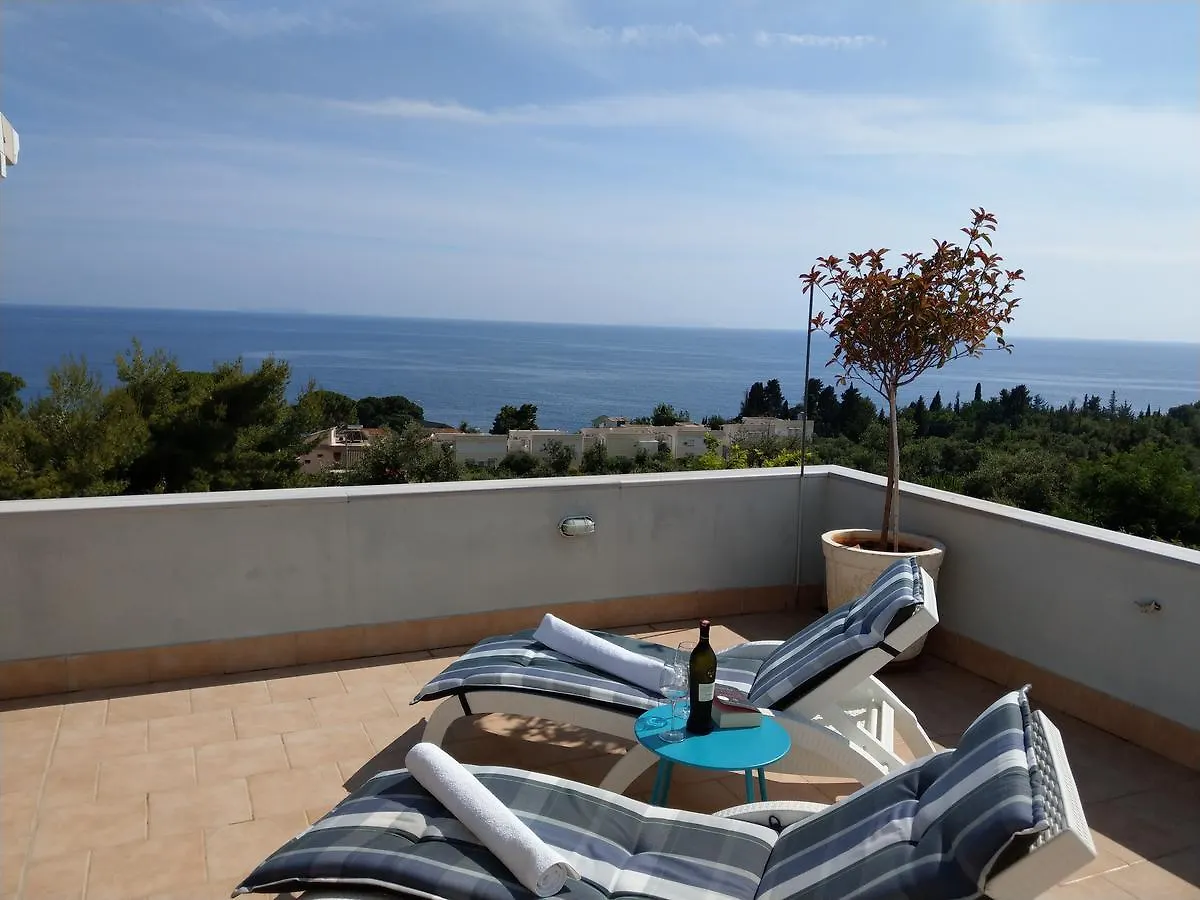 Augustus Hotel Dhermi 3*,